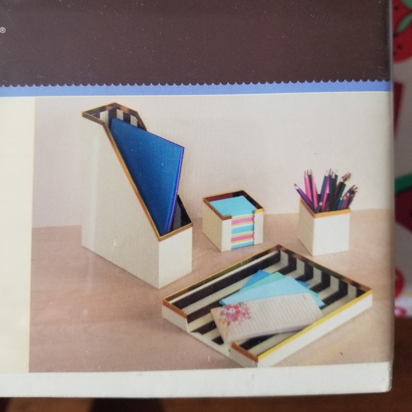 Desk accessories - Picture 2 of 4